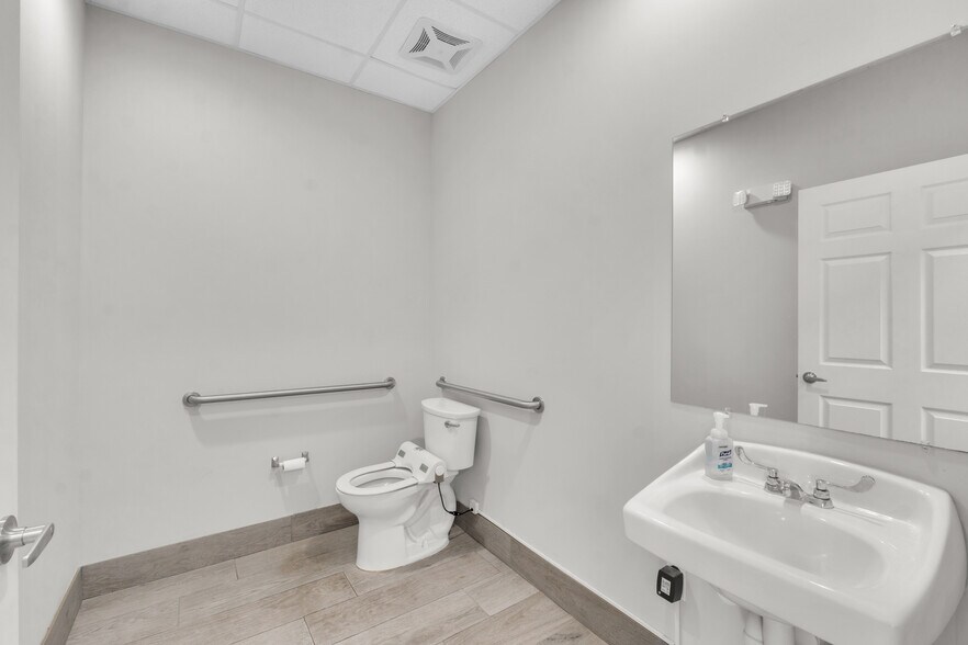 More Photos Of 8882 Royal Palm Blvd, Coral Springs Healthcare For Lease