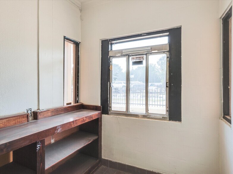 More Photos Of 1201 E Long Ave, Fort Worth General Retail For Sale