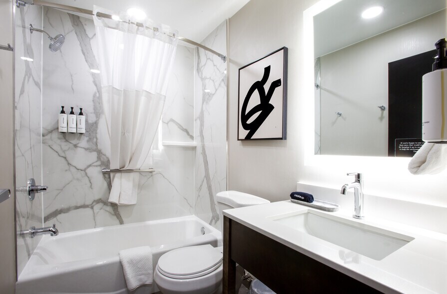 More Photos Of 2735 S Woodlands Village Blvd, Flagstaff Hotel For Sale