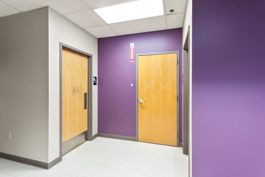 More Photos Of 1211 W Cambridge Circle Dr, Kansas City Warehouse For Lease