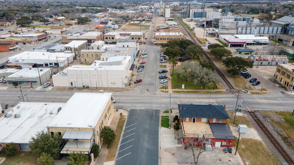 More Photos Of 1 N Mechanic St, El Campo Office For Sale