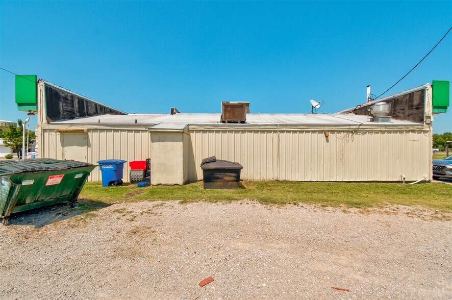 More Photos Of 1705 SW Frank Phillips Blvd, Bartlesville Service Station For Sale
