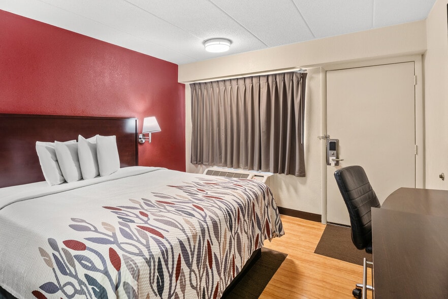More Photos Of 3615 Dunckel Dr, Lansing Hotel For Sale