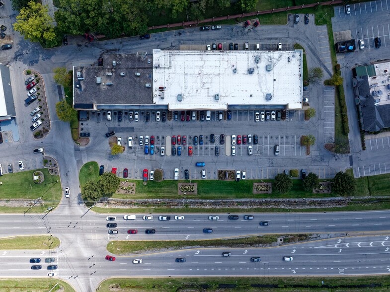 More Photos Of 2001 S Hurstbourne Pky, Louisville Storefront For Lease