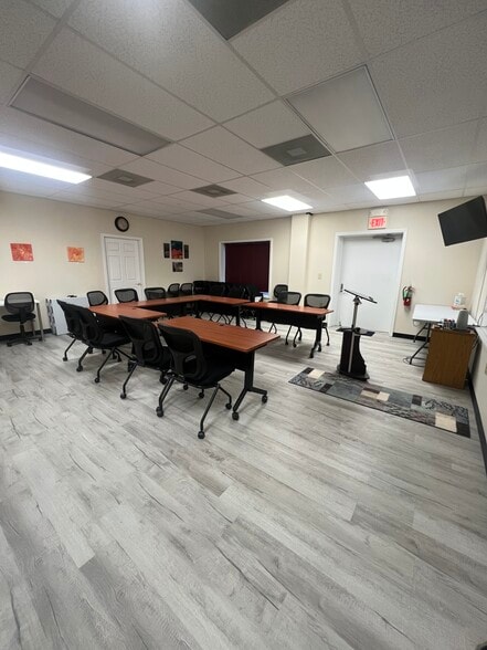 More Photos Of 161 Prosperity Dr, Winchester Showroom For Lease