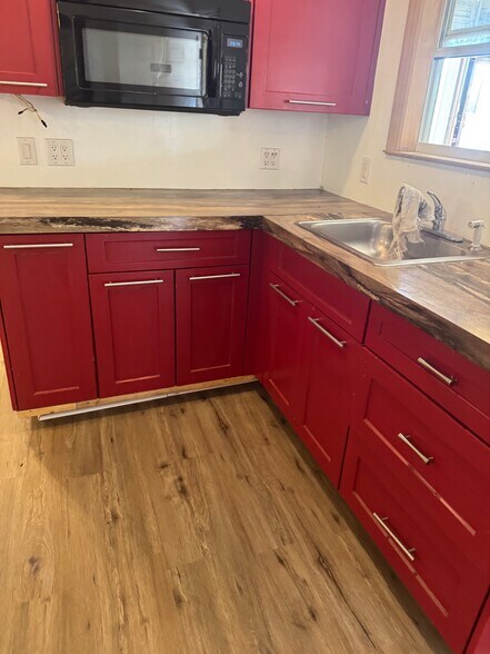 More Photos Of 701 E Pine St, Edgewood Flex For Lease