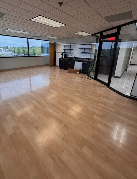 More Photos Of 420 Lakeside Ave, Marlborough Office For Lease