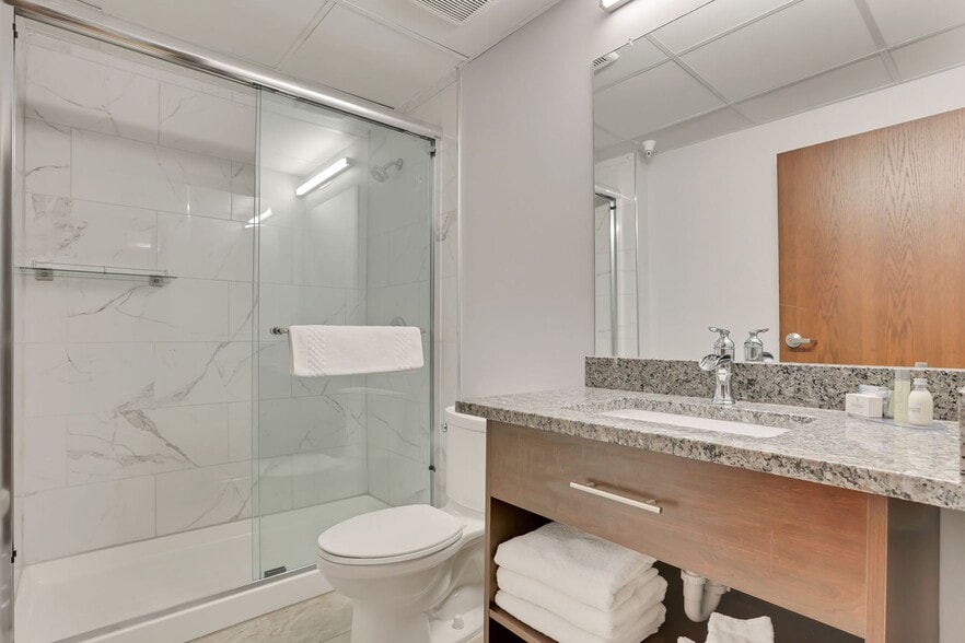 More Photos Of 301 Broadway, Lorain Hotel For Sale