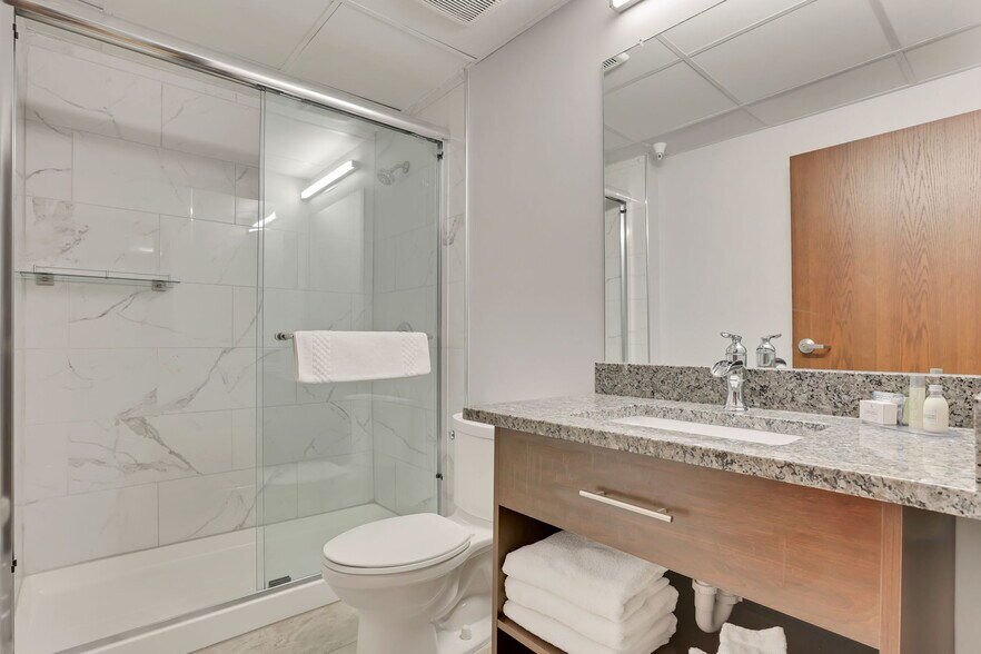 More Photos Of 301 Broadway, Lorain Hotel For Lease
