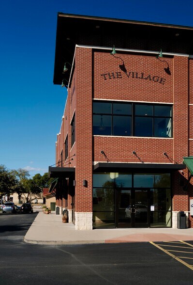 More Photos Of 300-318 S Main St, Weatherford Unknown For Lease