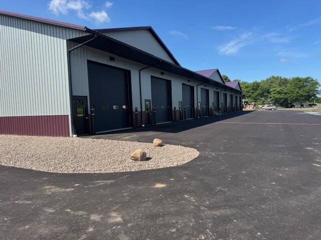 More Photos Of 10 Regency Oaks Blvd, Rochester Warehouse For Lease