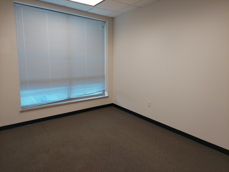 More Photos Of 22375 Broderick Dr, Sterling Office For Sale