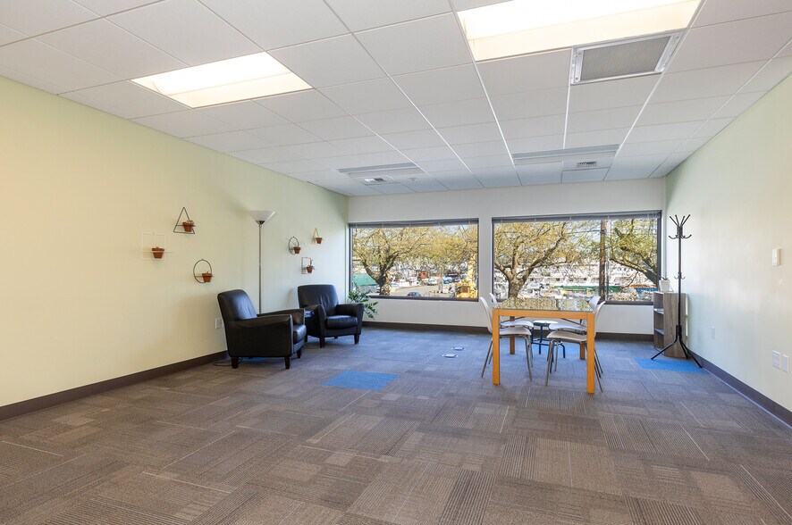 More Photos Of 4241 21st Ave W, Seattle Office For Lease