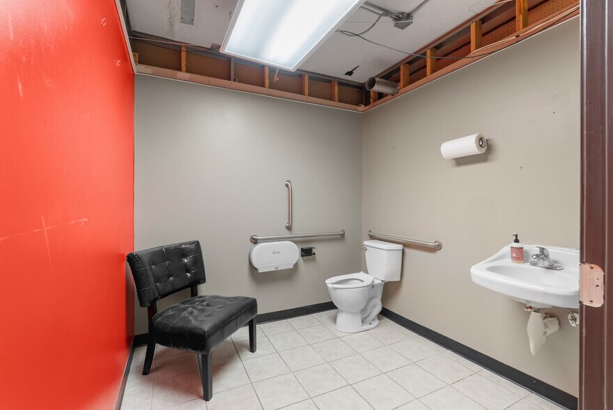 More Photos Of 127 SE 3rd St, Lees Summit Freestanding For Lease