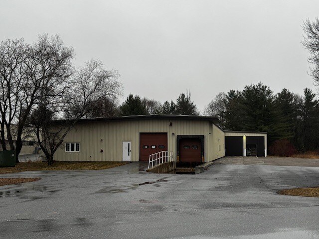 More Photos Of 402 Boyer Cir, Williston Distribution For Lease