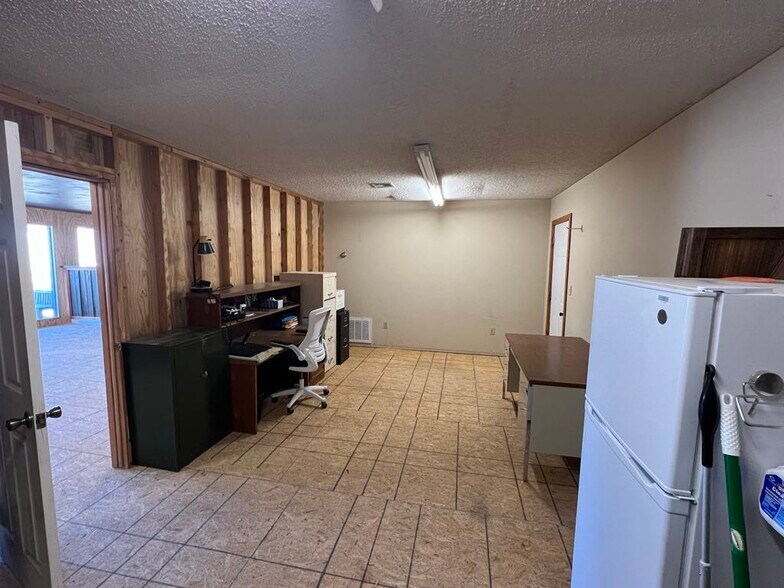 More Photos Of 601 E Schley St, Vian Office For Sale