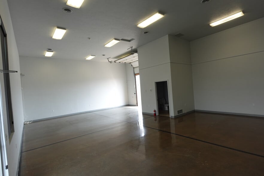 More Photos Of 6010-6012 E Trent Ave, Spokane Showroom For Lease