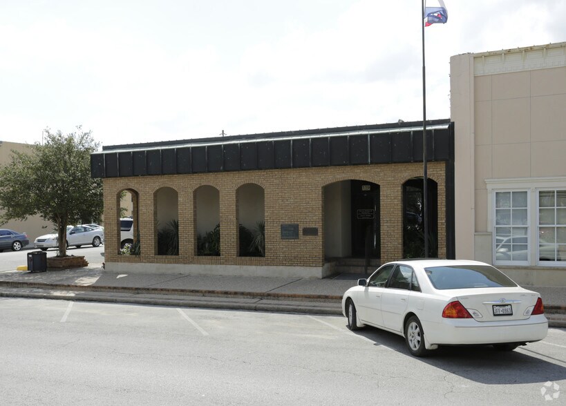 More Photos Of 119 S Main St, Lockhart Office For Lease