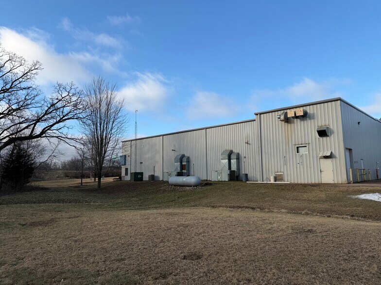 More Photos Of 195 Wendt Dr, Waupaca Warehouse For Lease