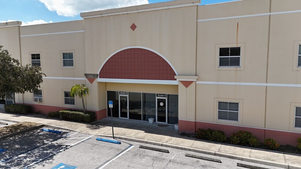 More Photos Of 787 Commerce Dr, Venice Warehouse For Lease