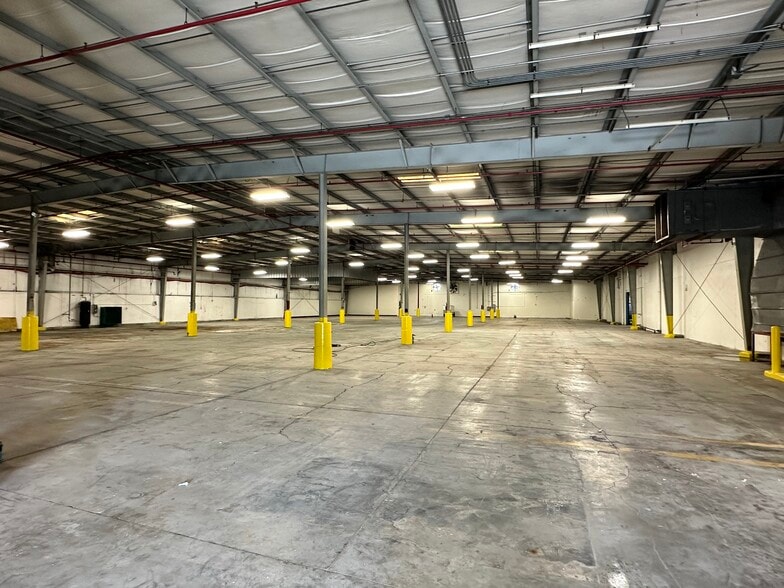 More Photos Of 3601 E Columbus Dr, Tampa Manufacturing For Lease