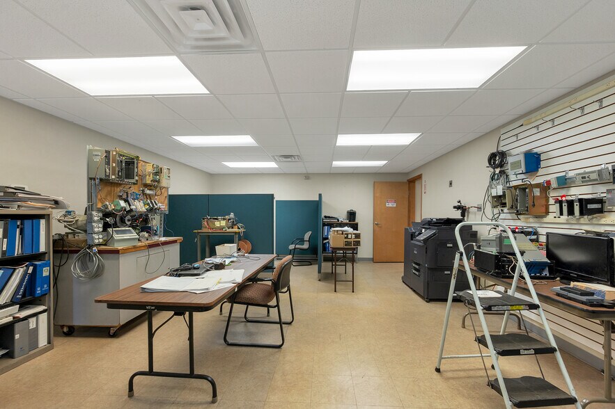 More Photos Of 1725 Suburban Dr, De Pere Manufacturing For Sale