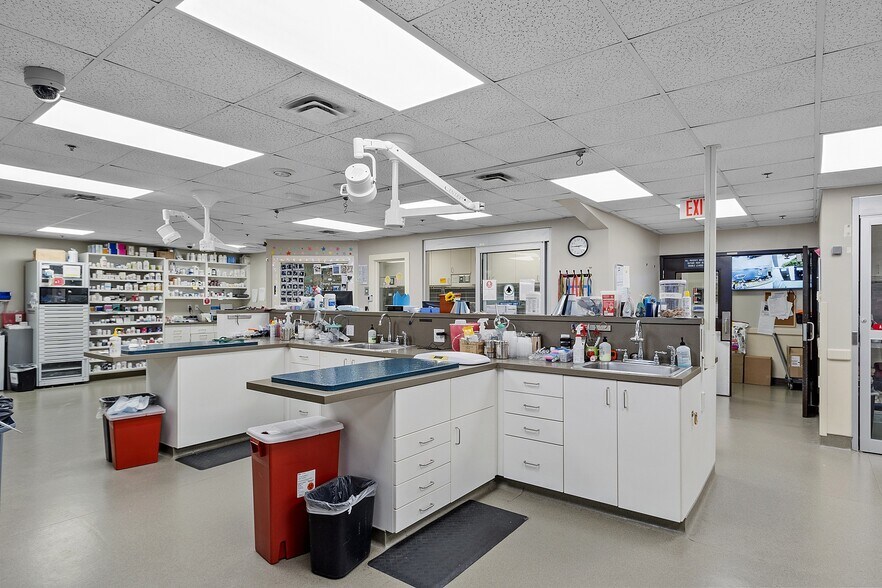 More Photos Of 180 Bear Hill Rd, Waltham Medical For Lease