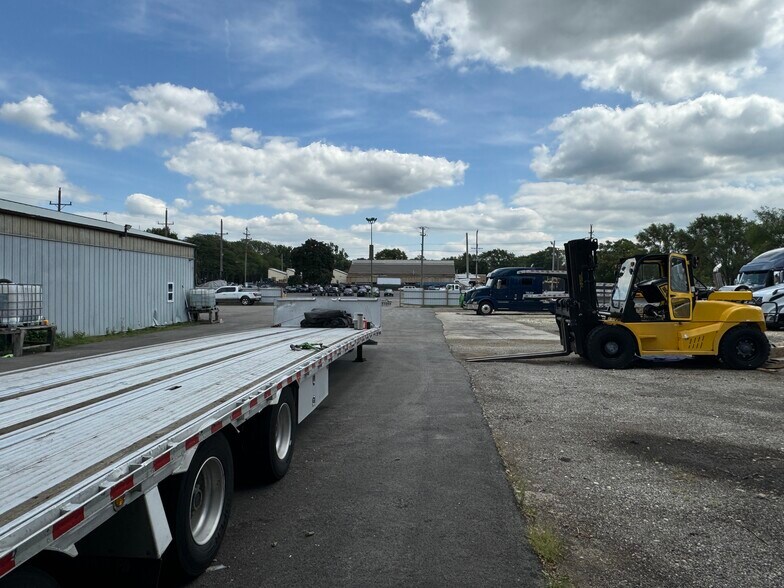 More Photos Of 644 W Park Ave, Aurora Truck Terminal For Sale