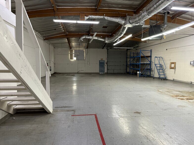 More Photos Of 19426 Londelius St, Northridge Warehouse For Lease