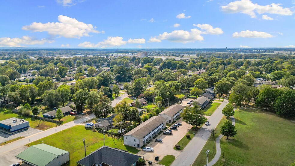 More Photos Of 1810 W Twin Springs St, Siloam Springs General Retail For Sale