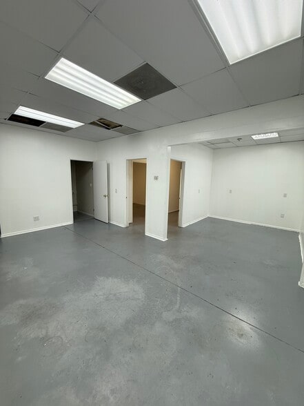 More Photos Of 1748 Independence Blvd, Sarasota Light Manufacturing For Lease