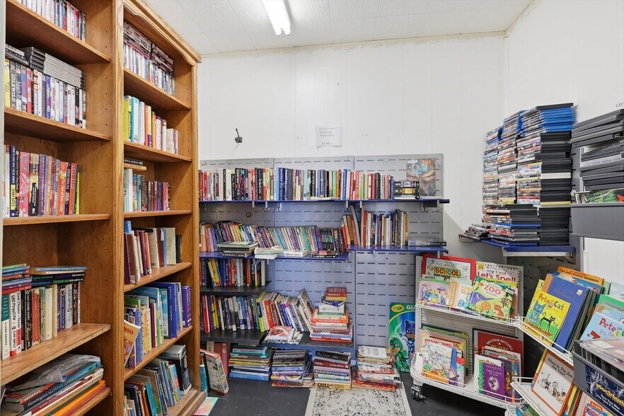 More Photos Of 504 Granbury St, Cleburne Storefront For Sale