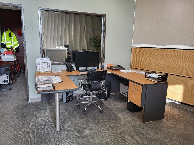 More Photos Of 2211 S Hunts Ln, San Bernardino Showroom For Lease