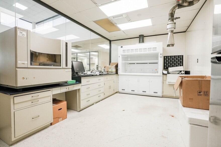 More Photos Of 10410 Corporate Dr, Sugar Land Research And Development For Lease