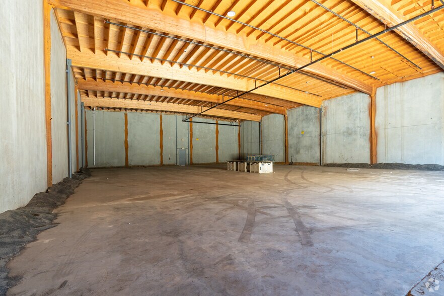 More Photos Of 430 W Ventura St, Dinuba Warehouse For Lease