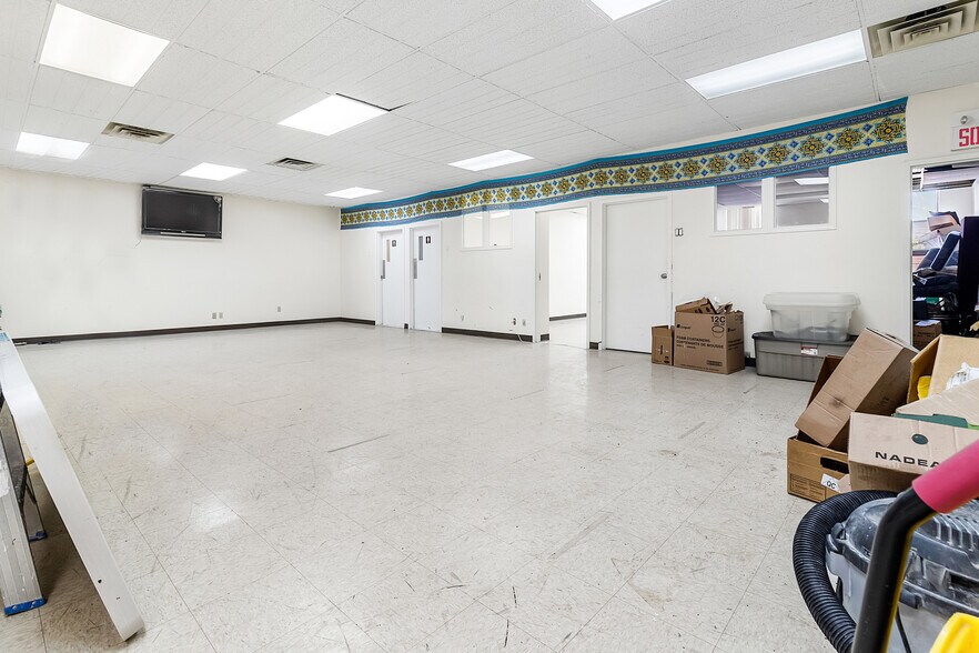 More Photos Of 8270 Av Mountain Sights, Montréal Office For Sale