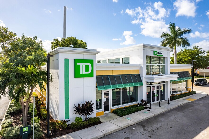 More Photos Of 1600-1760 NE Miami Gardens Dr, Miami Unknown For Lease