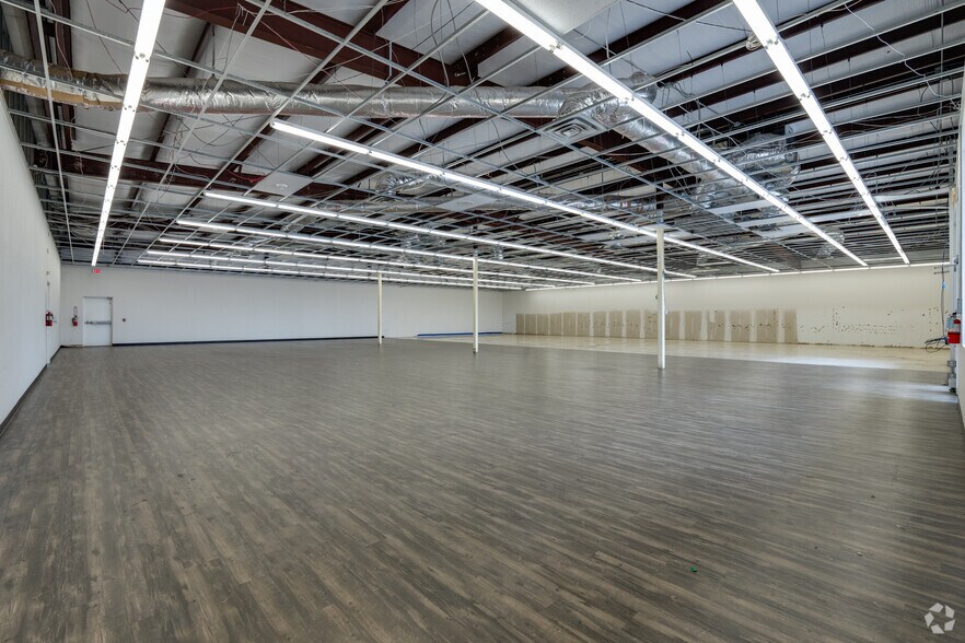 More Photos Of 5252 W Vickery Blvd, Fort Worth Showroom For Lease