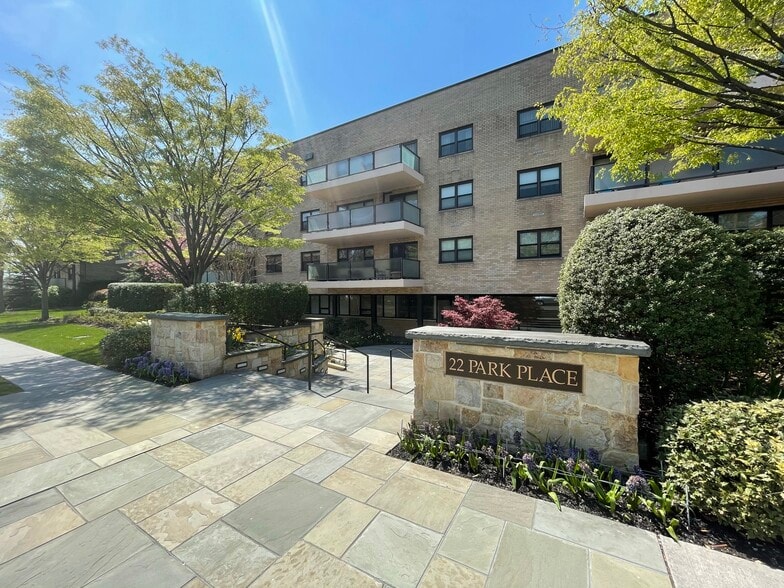More Photos Of 20-24 Park Pl, Great Neck Office Residential For Lease