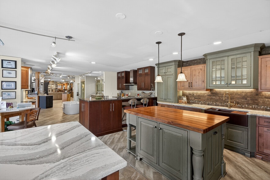 More Photos Of 5585 MacArthur Rd, Whitehall Showroom For Sale