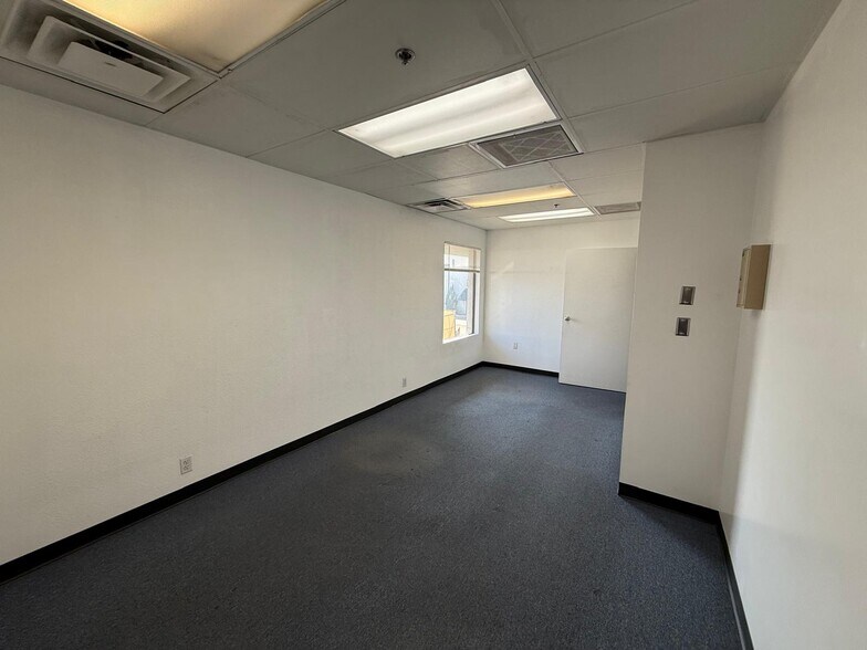 More Photos Of 7979-7989 Vickers St, San Diego Flex For Lease