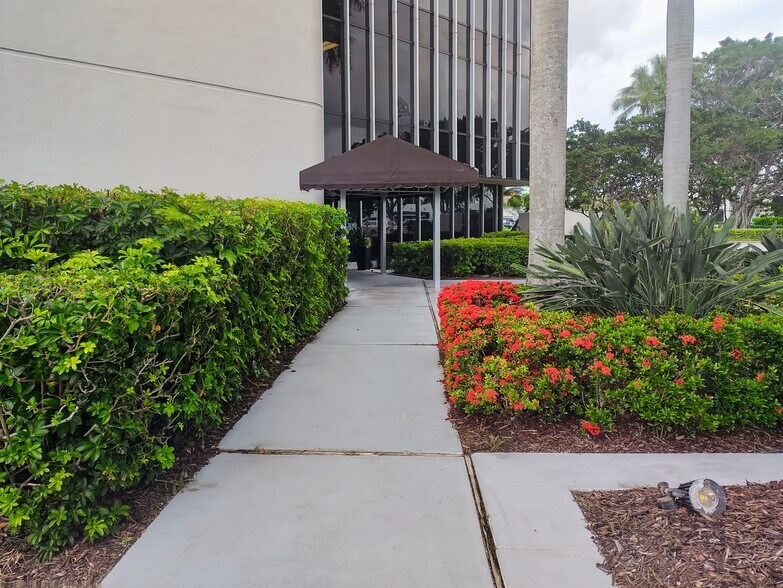 More Photos Of 3003 Tamiami Trl N, Naples Coworking Space