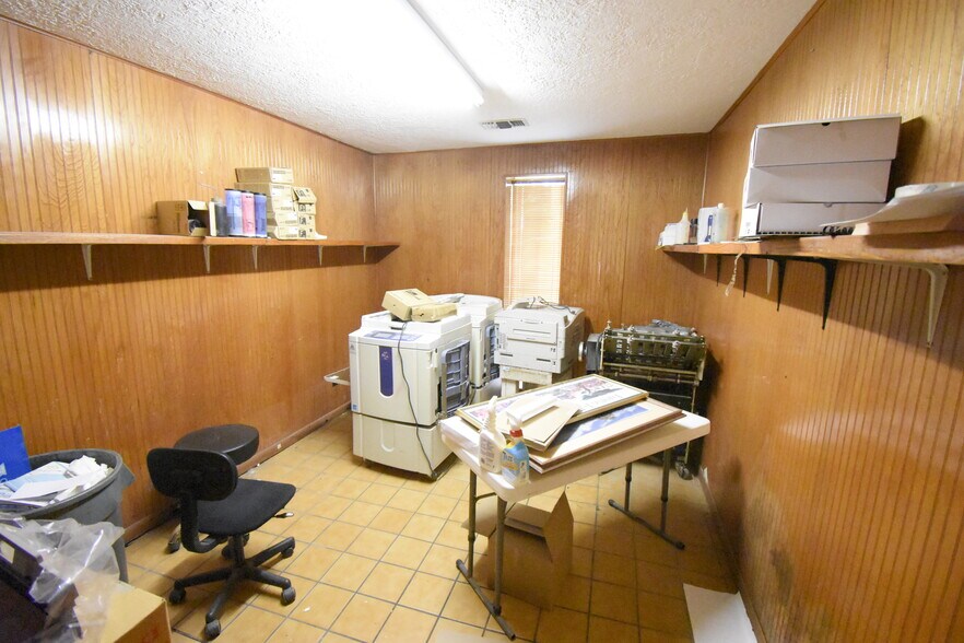 More Photos Of 630 Kentucky St, South Houston Office For Sale