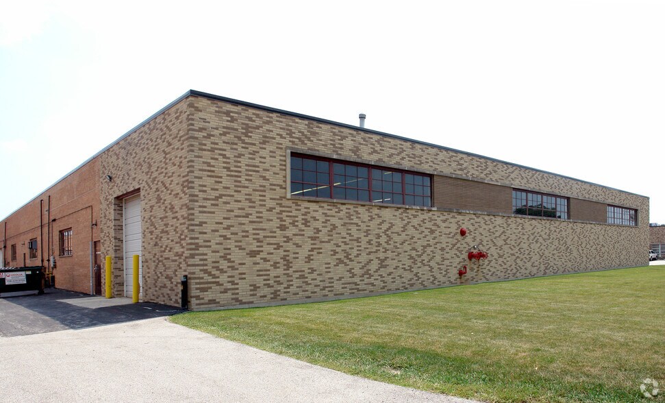 More Photos Of 641-655 S Vermont St, Palatine Warehouse For Lease