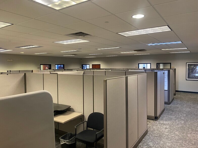 More Photos Of 415 E 13th St, Andover Manufacturing For Lease