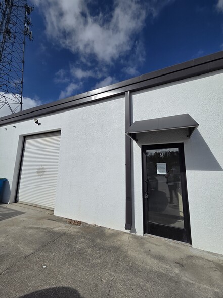 More Photos Of 16051 Oneal Dr, North Fort Myers Showroom For Lease