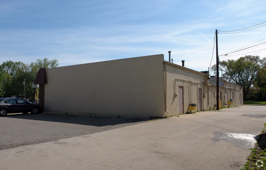 More Photos Of 505-515 W 11 Mile Rd, Madison Heights Storefront For Lease