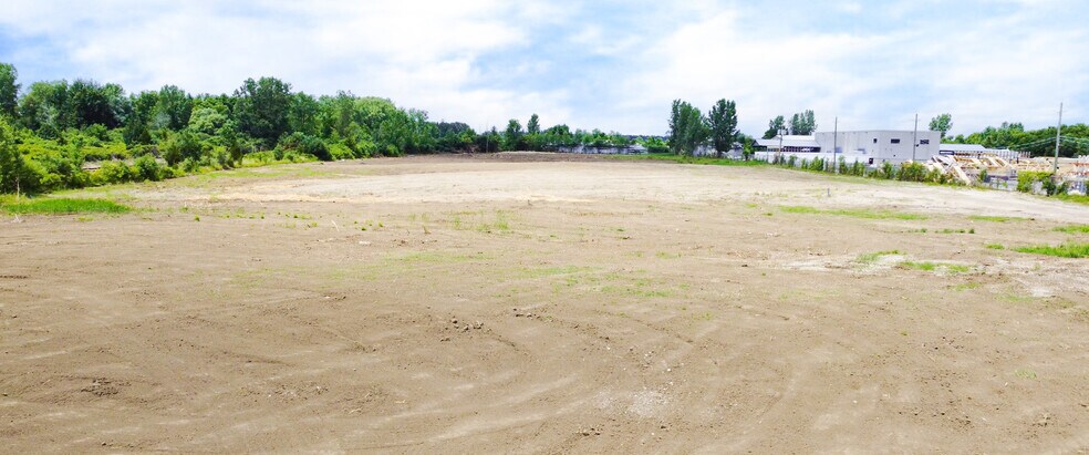 More Photos Of 2010 Oxford St E, London Land For Lease