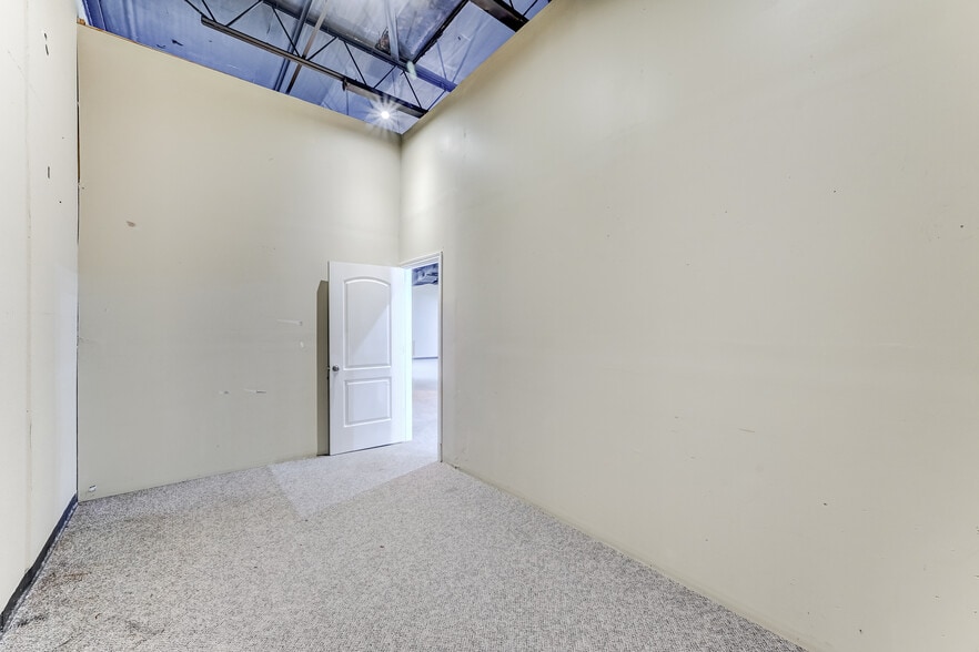 More Photos Of 9802 Whithorn Dr, Houston Office For Sale