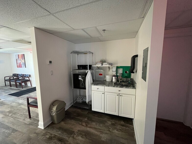 More Photos Of 630 Turnpike St, North Andover Office For Lease